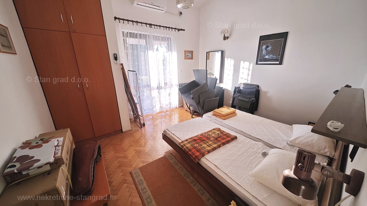 Punat, samostojna hiša s 3 apartmaji, le 80 m od morja!