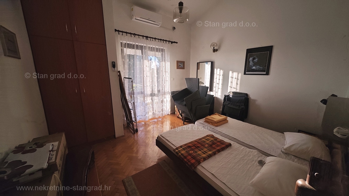 Punat, samostojna hiša s 3 apartmaji, le 80 m od morja!