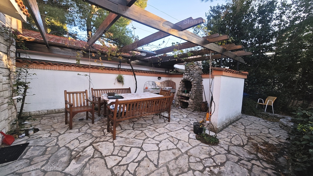 Punat, samostojna hiša s 3 apartmaji, le 80 m od morja!