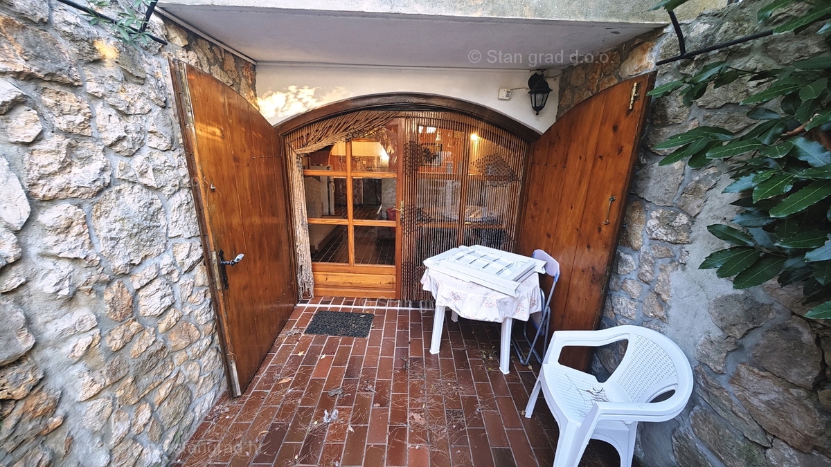 Punat, samostojna hiša s 3 apartmaji, le 80 m od morja!