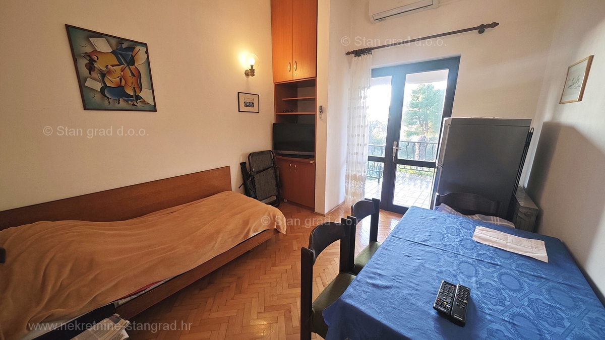 Punat, samostojna hiša s 3 apartmaji, le 80 m od morja!