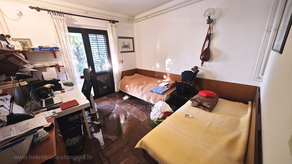 Punat, samostojna hiša s 3 apartmaji, le 80 m od morja!