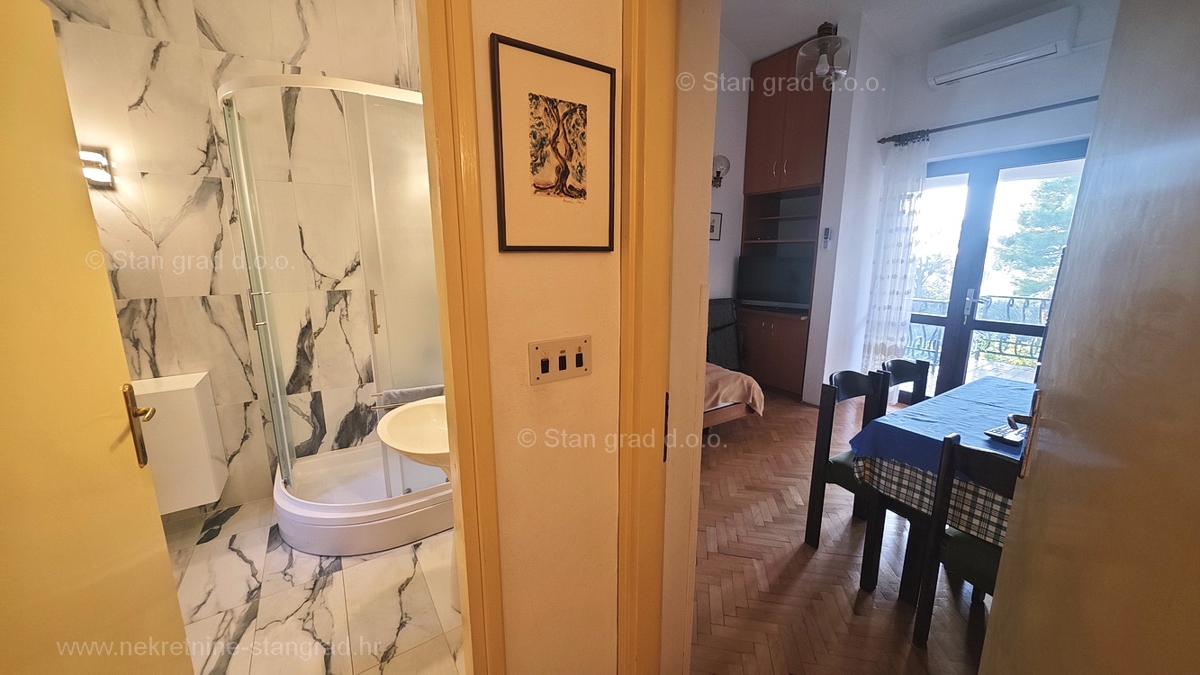 Punat, samostojna hiša s 3 apartmaji, le 80 m od morja!