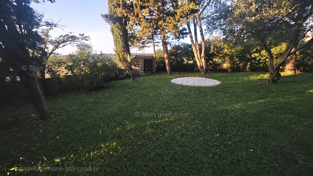 Punat, samostojna hiša s 3 apartmaji, le 80 m od morja!