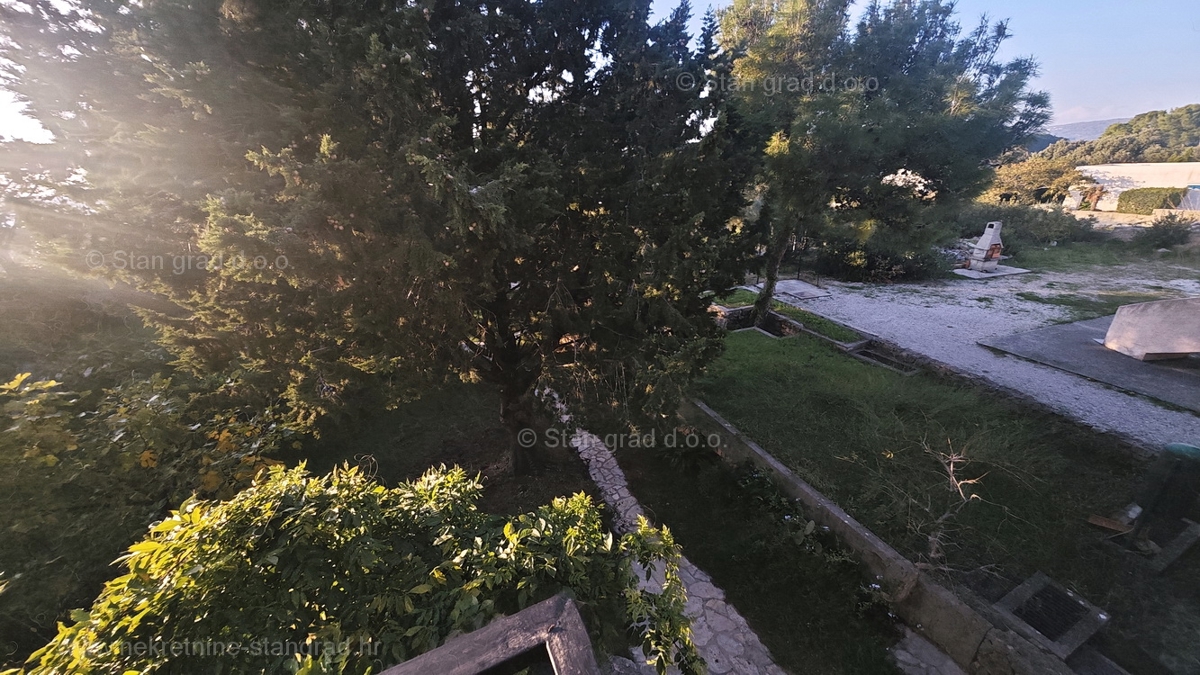 Punat, samostojna hiša s 3 apartmaji, le 80 m od morja!