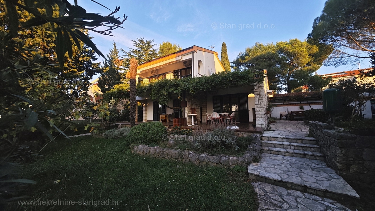 Punat, samostojna hiša s 3 apartmaji, le 80 m od morja!