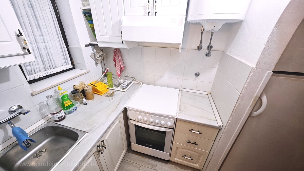Punat, samostojna hiša s 3 apartmaji, le 80 m od morja!