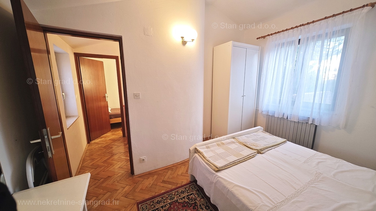 Punat, samostojna hiša s 3 apartmaji, le 80 m od morja!