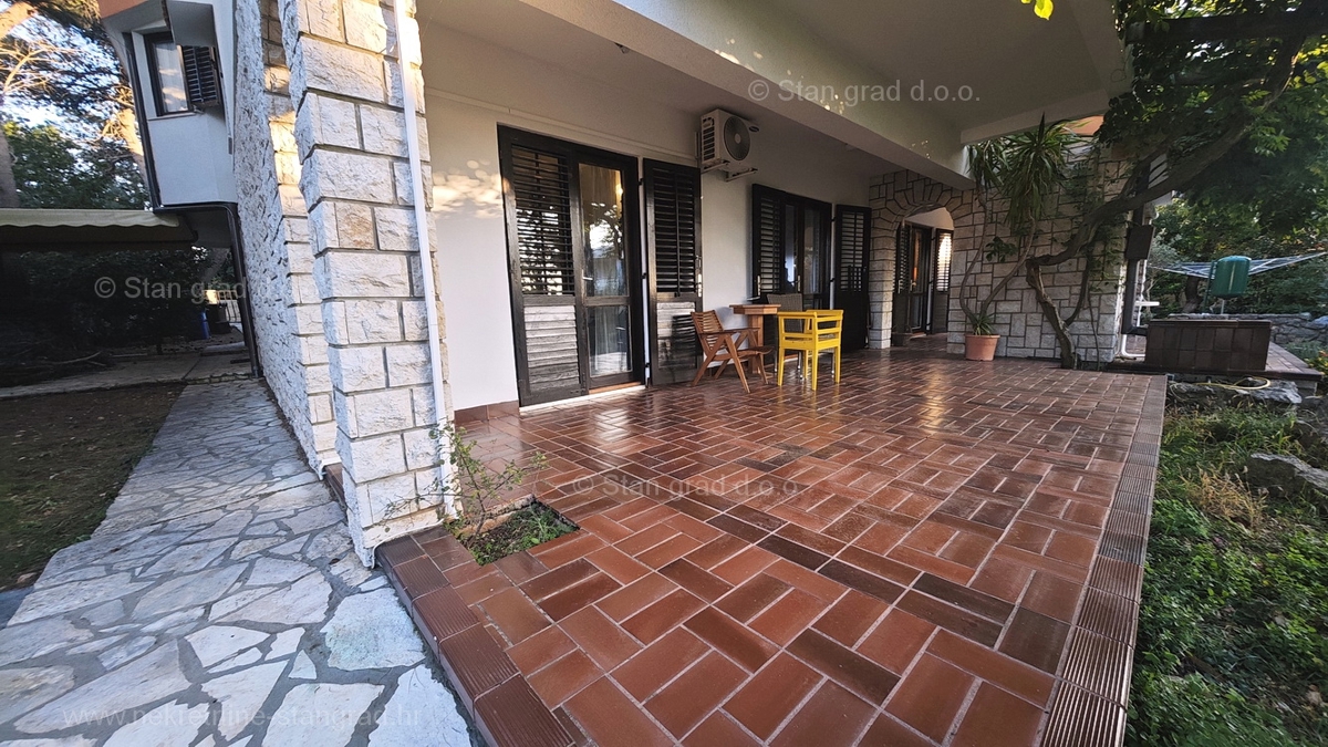 Punat, samostojna hiša s 3 apartmaji, le 80 m od morja!