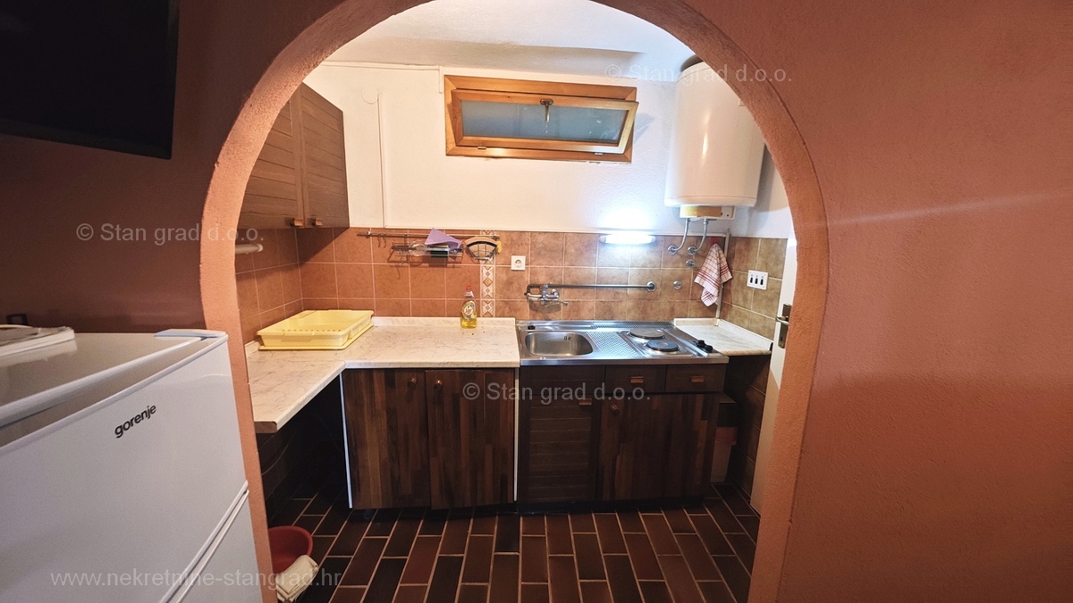 Punat, samostojna hiša s 3 apartmaji, le 80 m od morja!