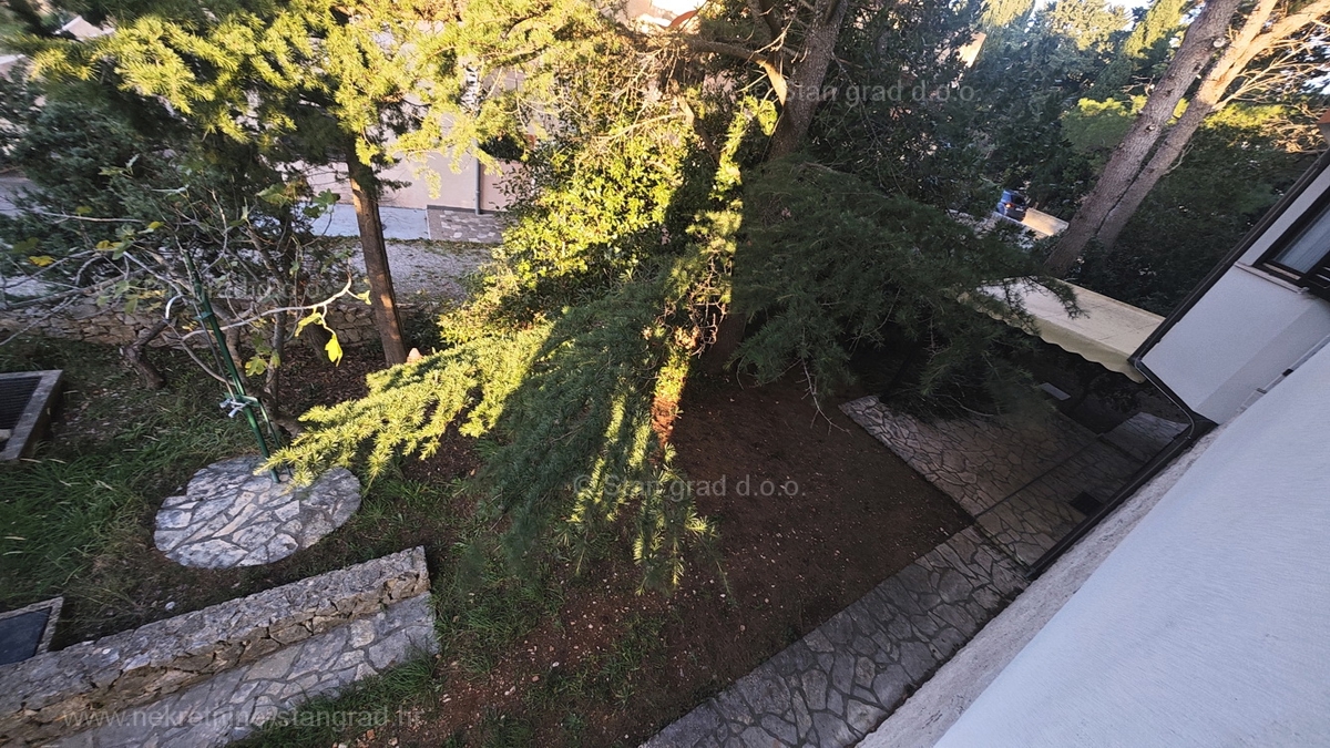 Punat, samostojna hiša s 3 apartmaji, le 80 m od morja!