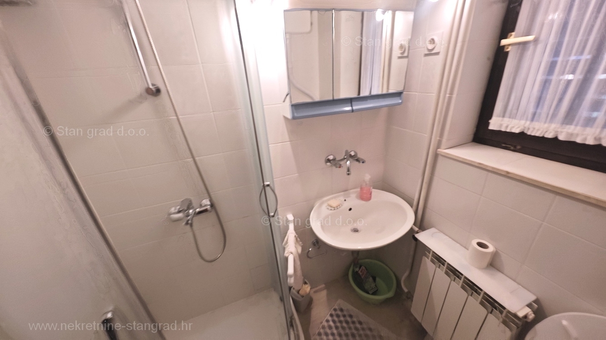 Punat, samostojna hiša s 3 apartmaji, le 80 m od morja!