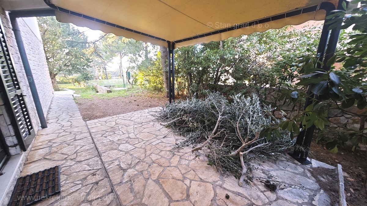 Punat, samostojna hiša s 3 apartmaji, le 80 m od morja!
