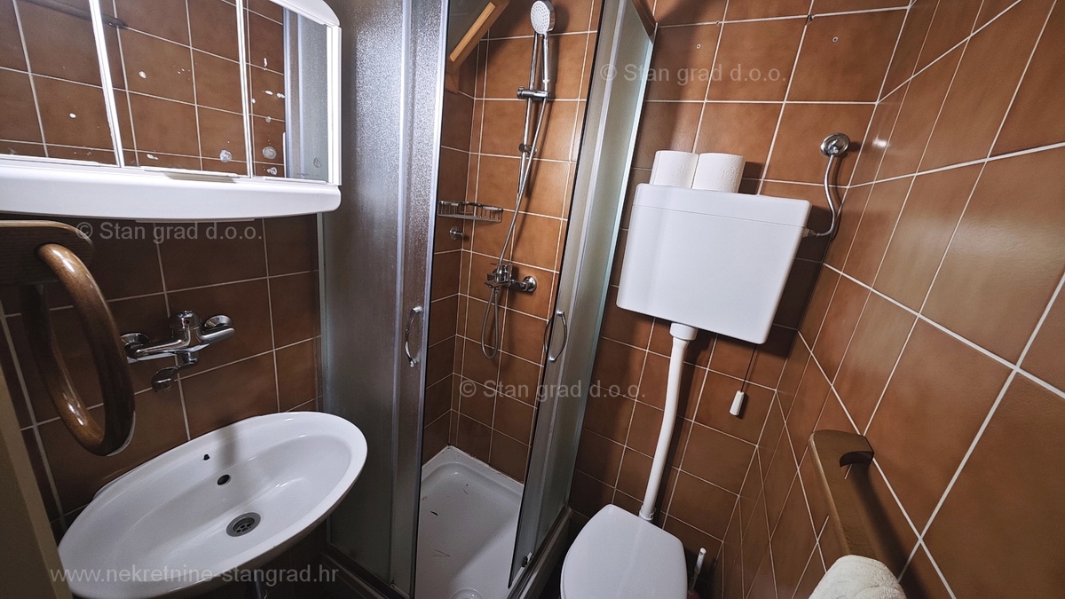 Punat, samostojna hiša s 3 apartmaji, le 80 m od morja!