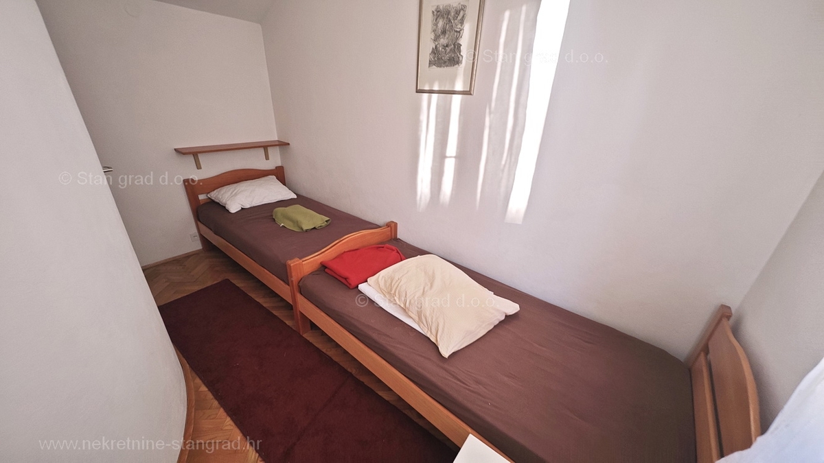 Punat, samostojna hiša s 3 apartmaji, le 80 m od morja!