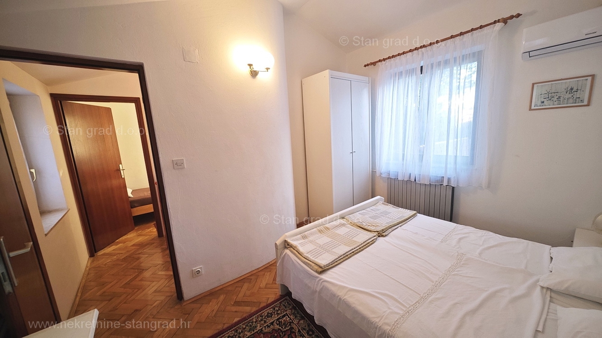 Punat, samostojna hiša s 3 apartmaji, le 80 m od morja!