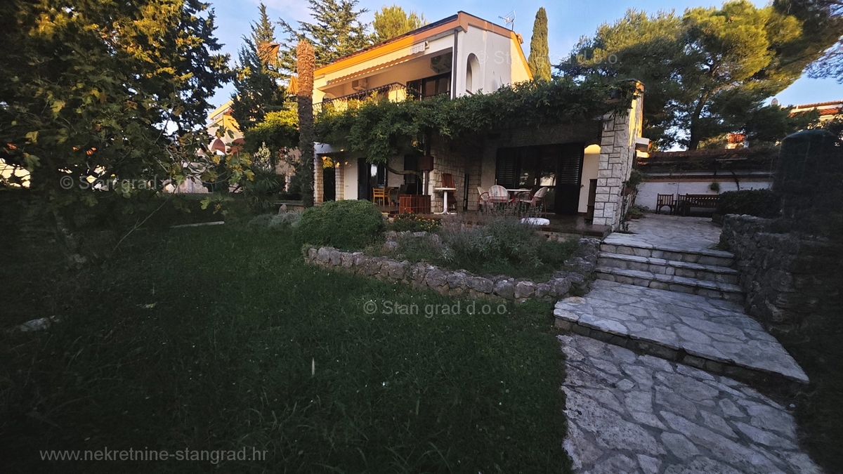 Punat, samostojna hiša s 3 apartmaji, le 80 m od morja!