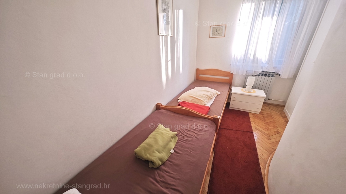 Punat, samostojna hiša s 3 apartmaji, le 80 m od morja!