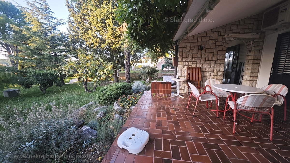 Punat, samostojna hiša s 3 apartmaji, le 80 m od morja!