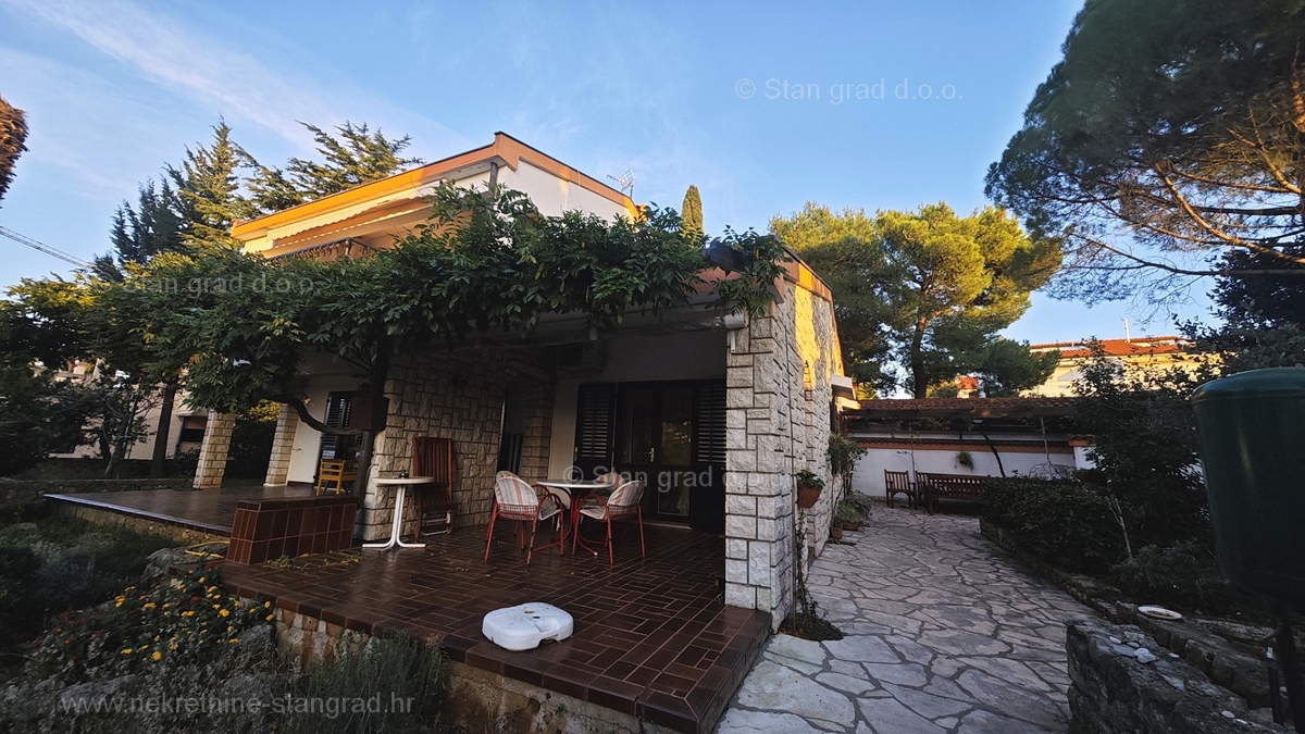 Punat, samostojna hiša s 3 apartmaji, le 80 m od morja!