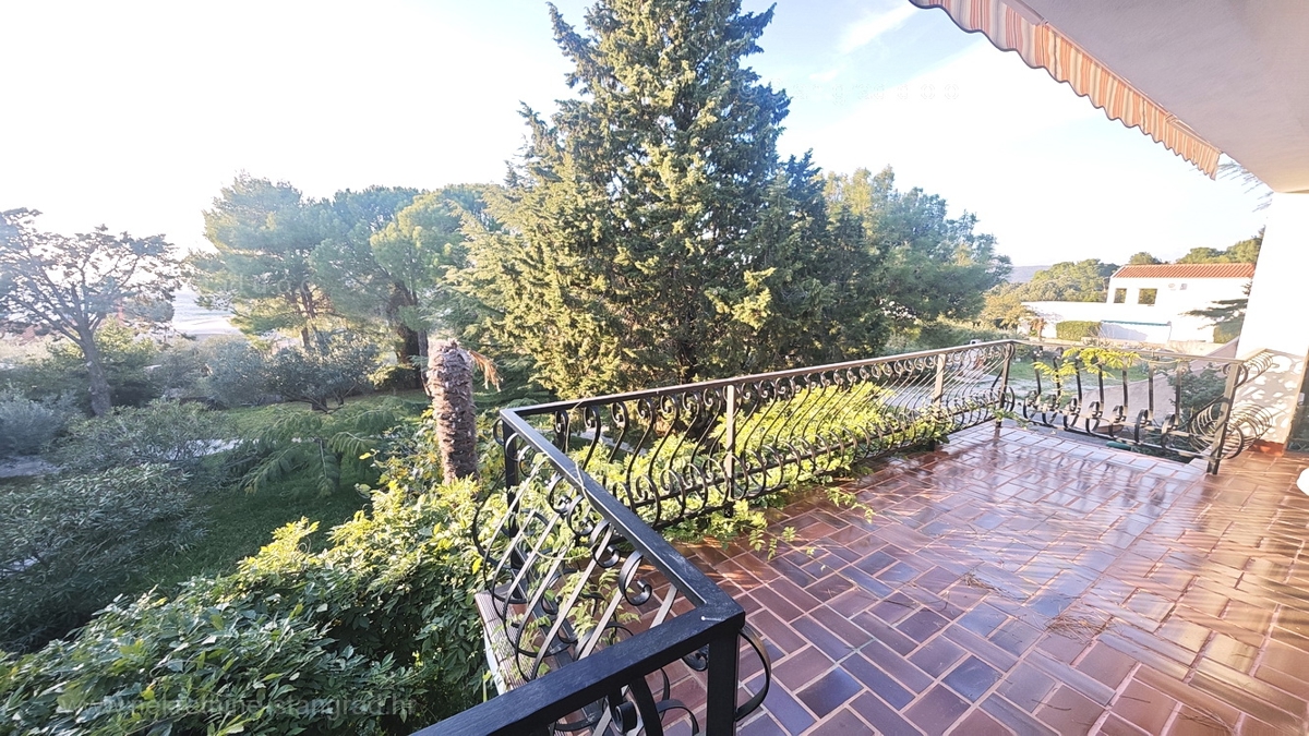 Punat, samostojna hiša s 3 apartmaji, le 80 m od morja!