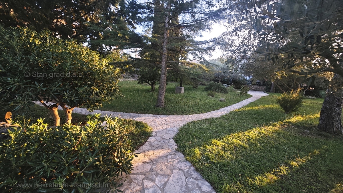 Punat, samostojna hiša s 3 apartmaji, le 80 m od morja!