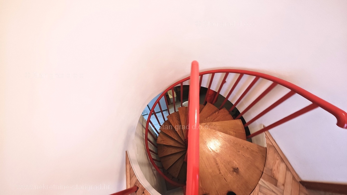 Punat, samostojna hiša s 3 apartmaji, le 80 m od morja!