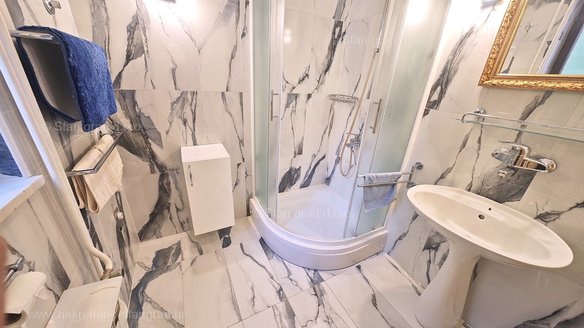 Punat, samostojna hiša s 3 apartmaji, le 80 m od morja!