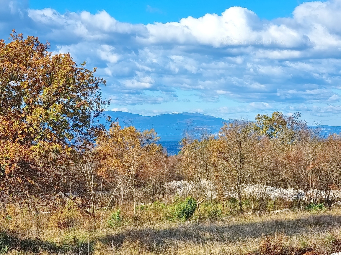 Malinska, gradbeno zemljišče na mirni lokaciji z razgledom!