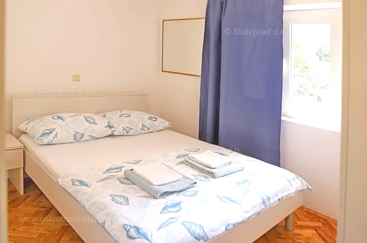 Malinska, apartmajska hiša z garažo in razgledom! Odlična lokacija!