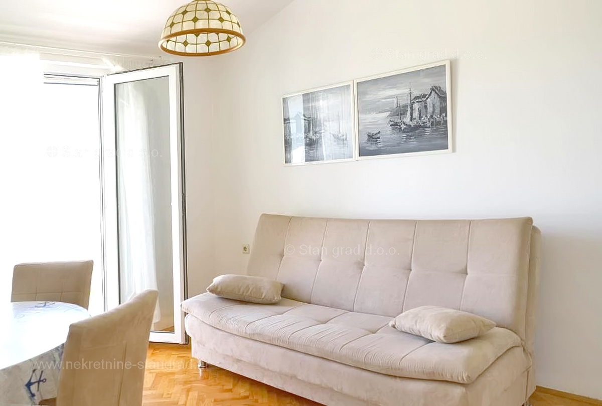 Malinska, apartmajska hiša z garažo in razgledom! Odlična lokacija!