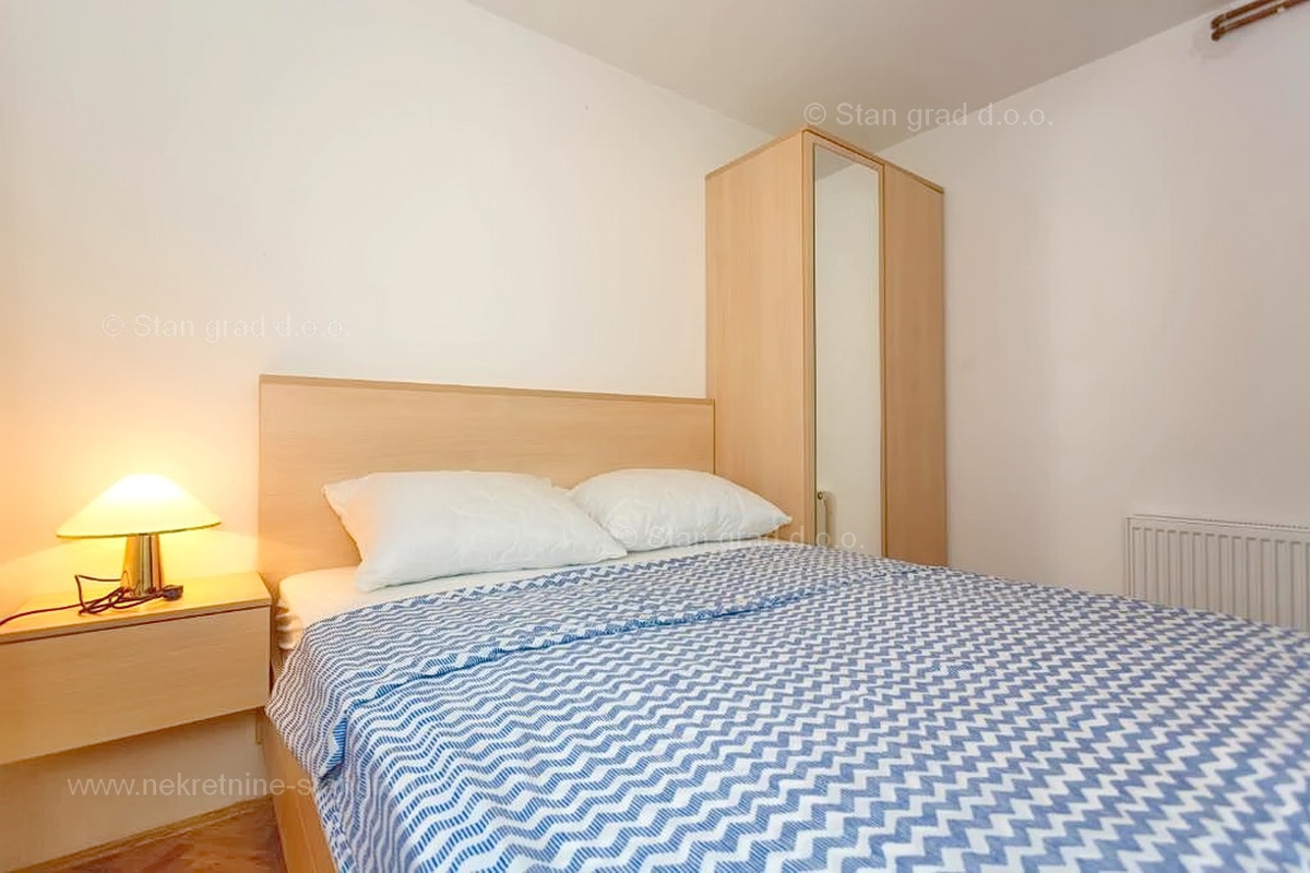 Malinska, apartmajska hiša z garažo in razgledom! Odlična lokacija!