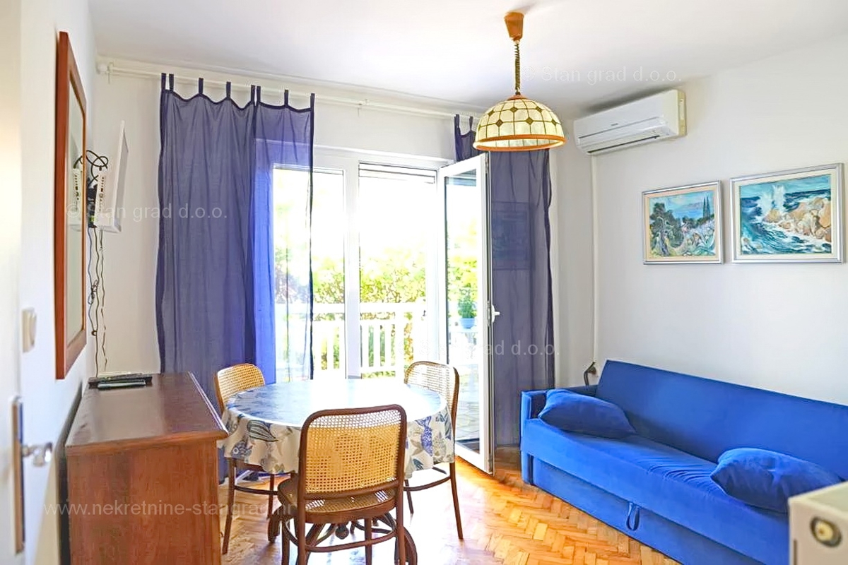 Malinska, apartmajska hiša z garažo in razgledom! Odlična lokacija!