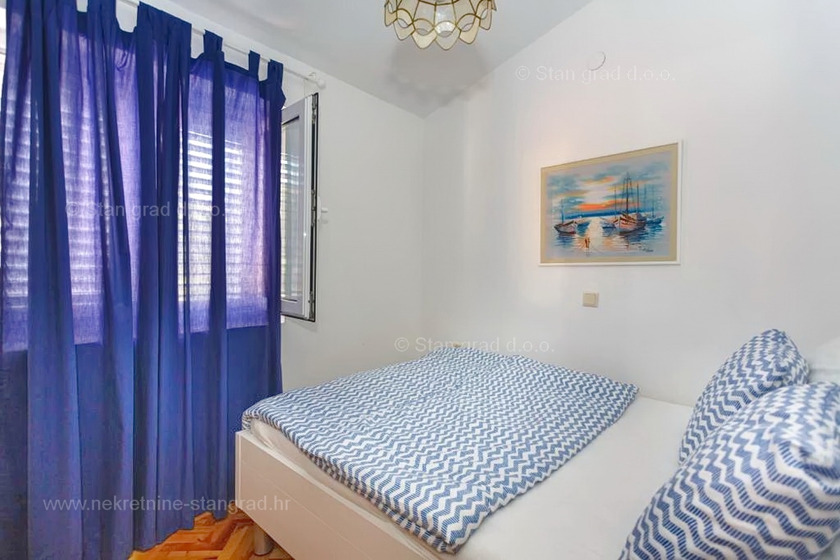 Malinska, apartmajska hiša z garažo in razgledom! Odlična lokacija!