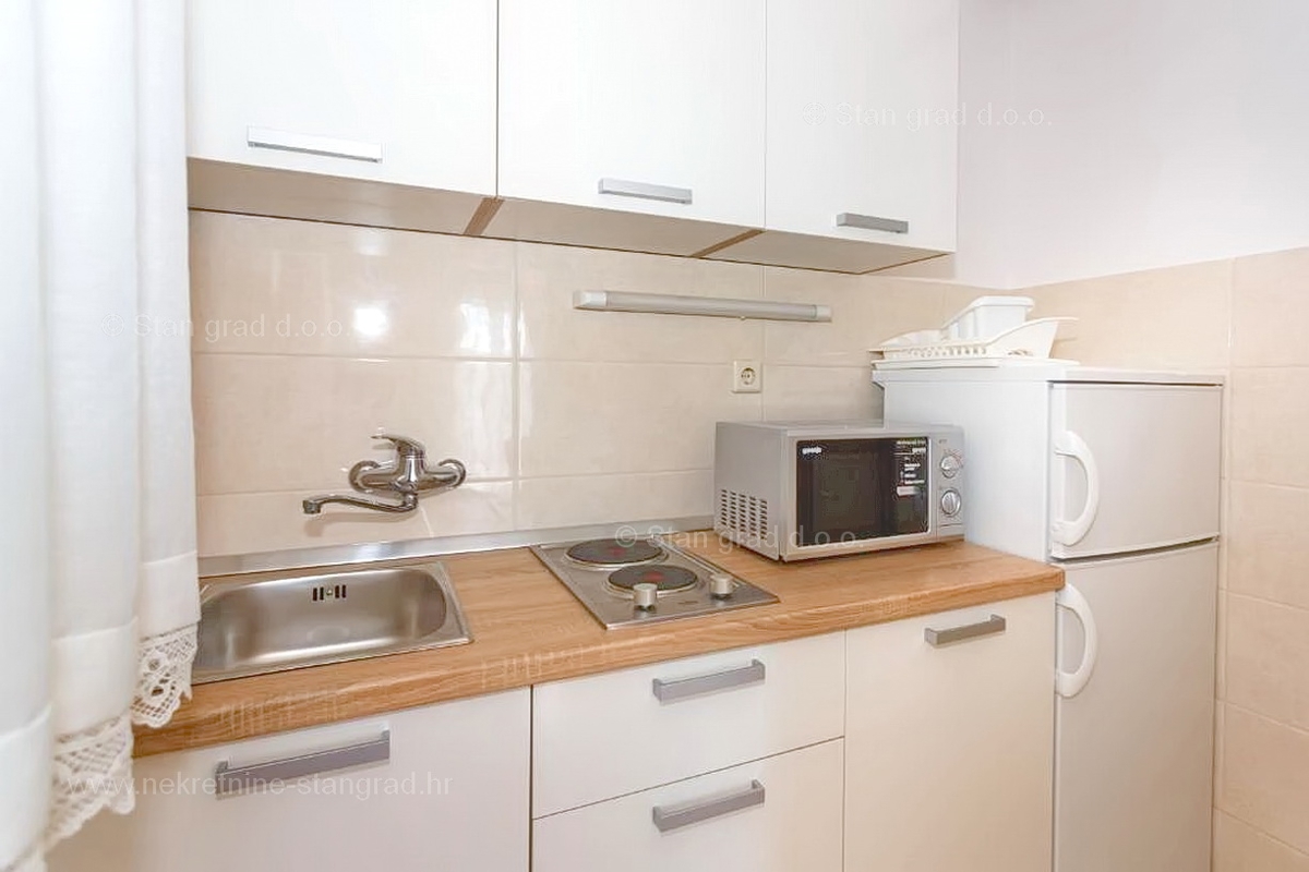 Malinska, apartmajska hiša z garažo in razgledom! Odlična lokacija!