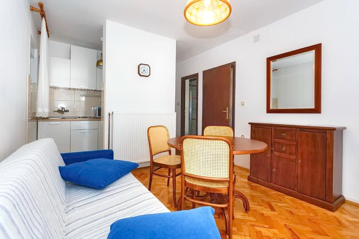 Malinska, apartmajska hiša z garažo in razgledom! Odlična lokacija!