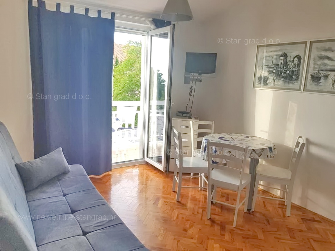 Malinska, apartmajska hiša z garažo in razgledom! Odlična lokacija!