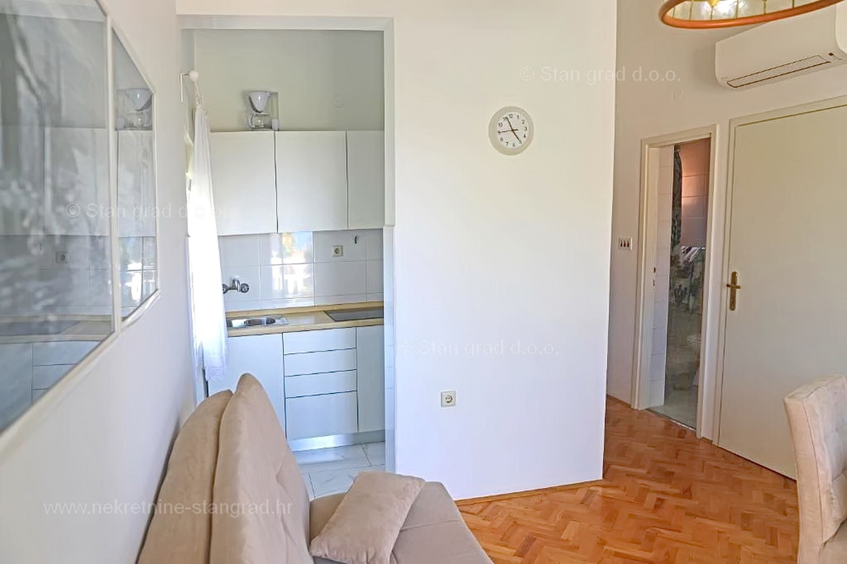 Malinska, apartmajska hiša z garažo in razgledom! Odlična lokacija!