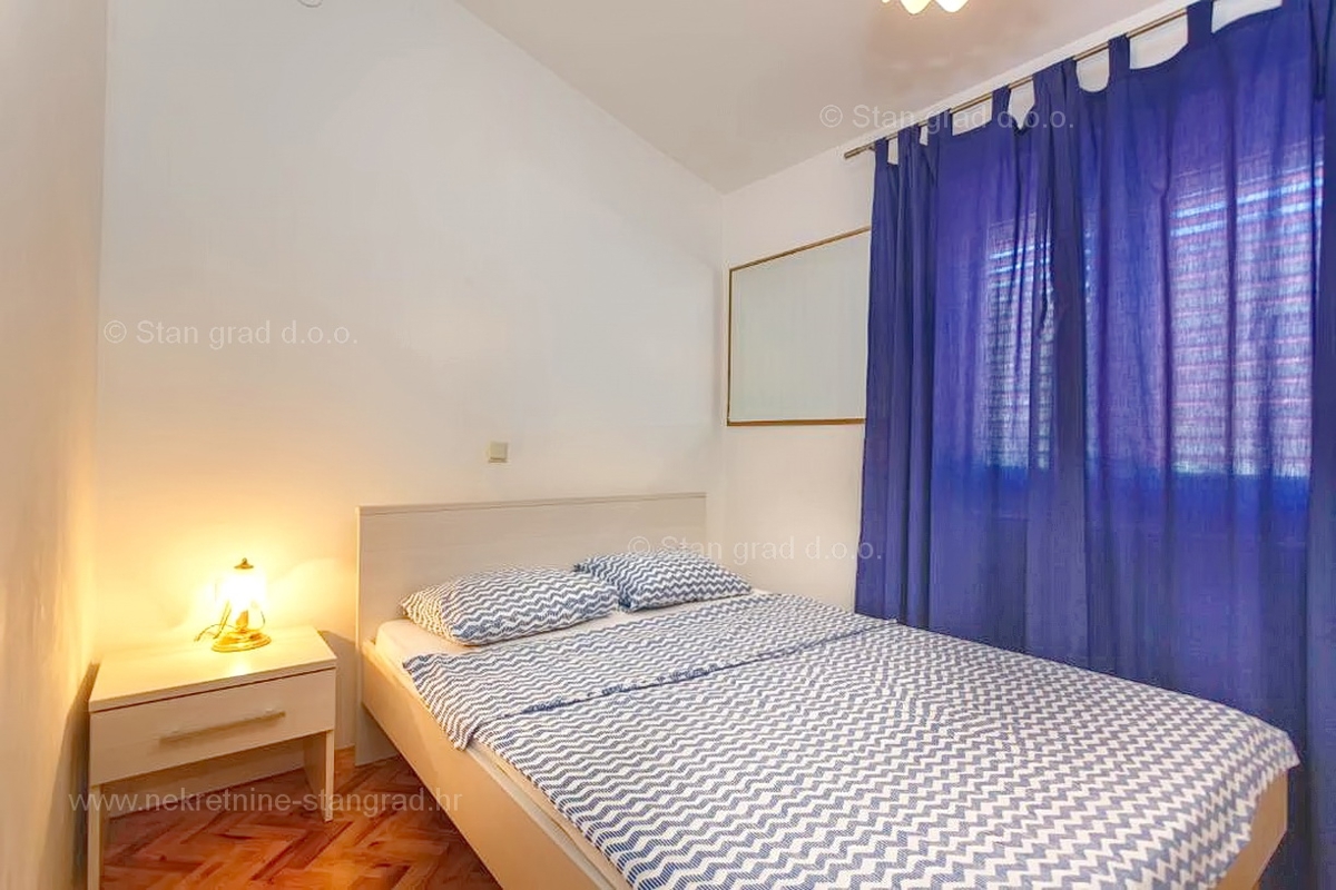 Malinska, apartmajska hiša z garažo in razgledom! Odlična lokacija!