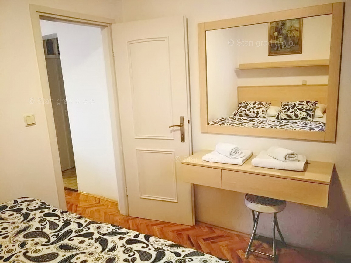 Malinska, apartmajska hiša z garažo in razgledom! Odlična lokacija!