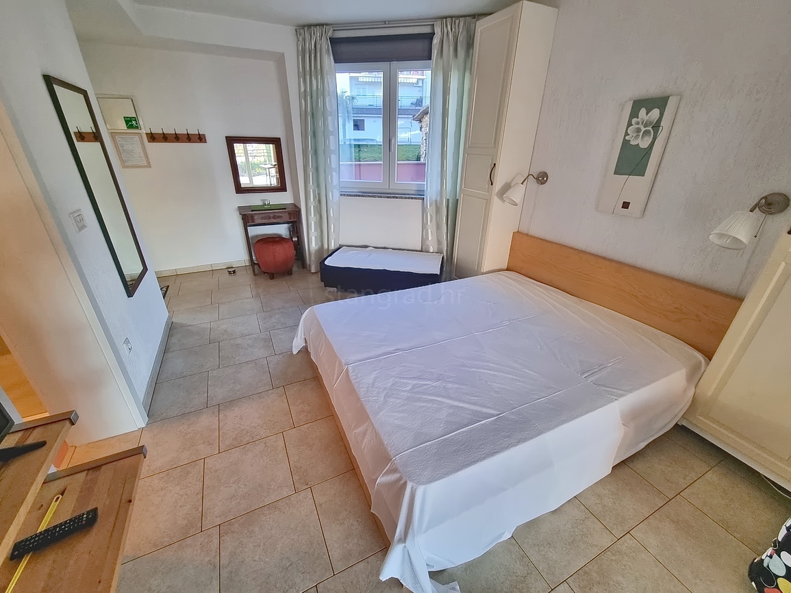 Malinska, dva apartmaja s teraso in vrtom blizu morja!