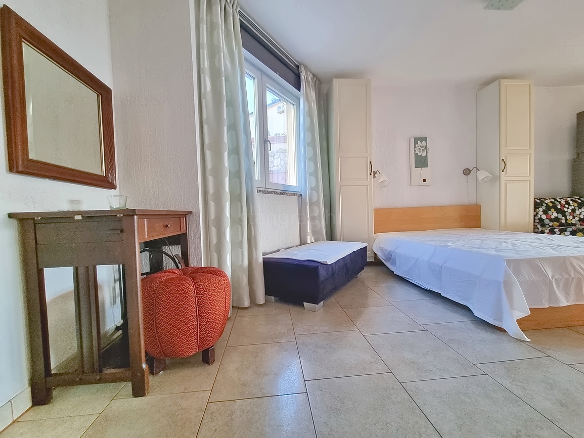 Malinska, dva apartmaja s teraso in vrtom blizu morja!