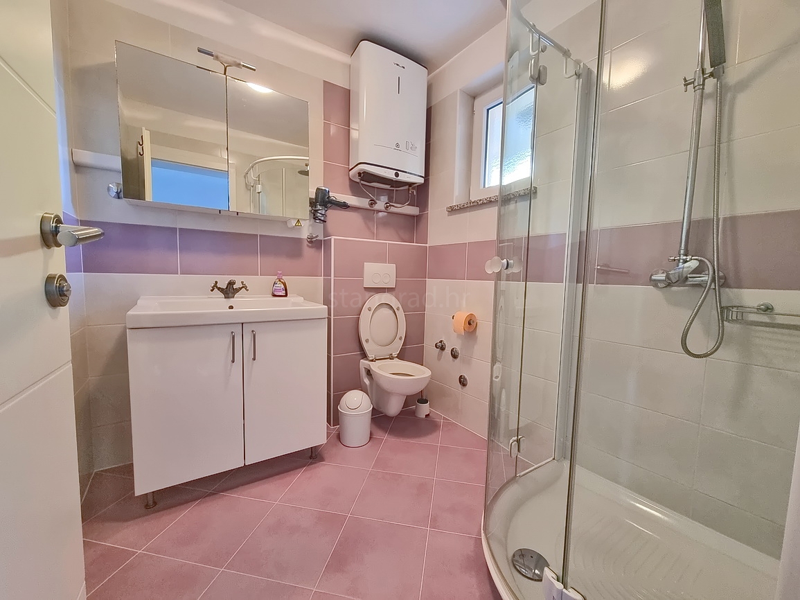 Malinska, dva apartmaja s teraso in vrtom blizu morja!