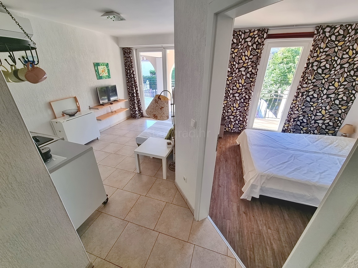 Malinska, dva apartmaja s teraso in vrtom blizu morja!