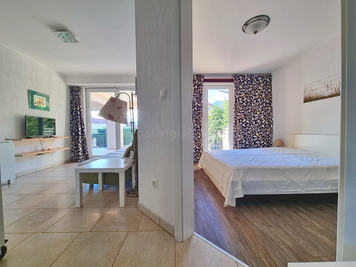 Malinska, dva apartmaja s teraso in vrtom blizu morja!