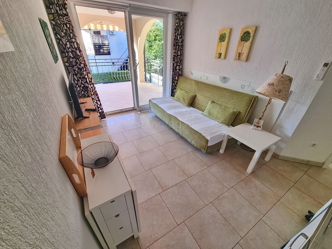 Malinska, dva apartmaja s teraso in vrtom blizu morja!