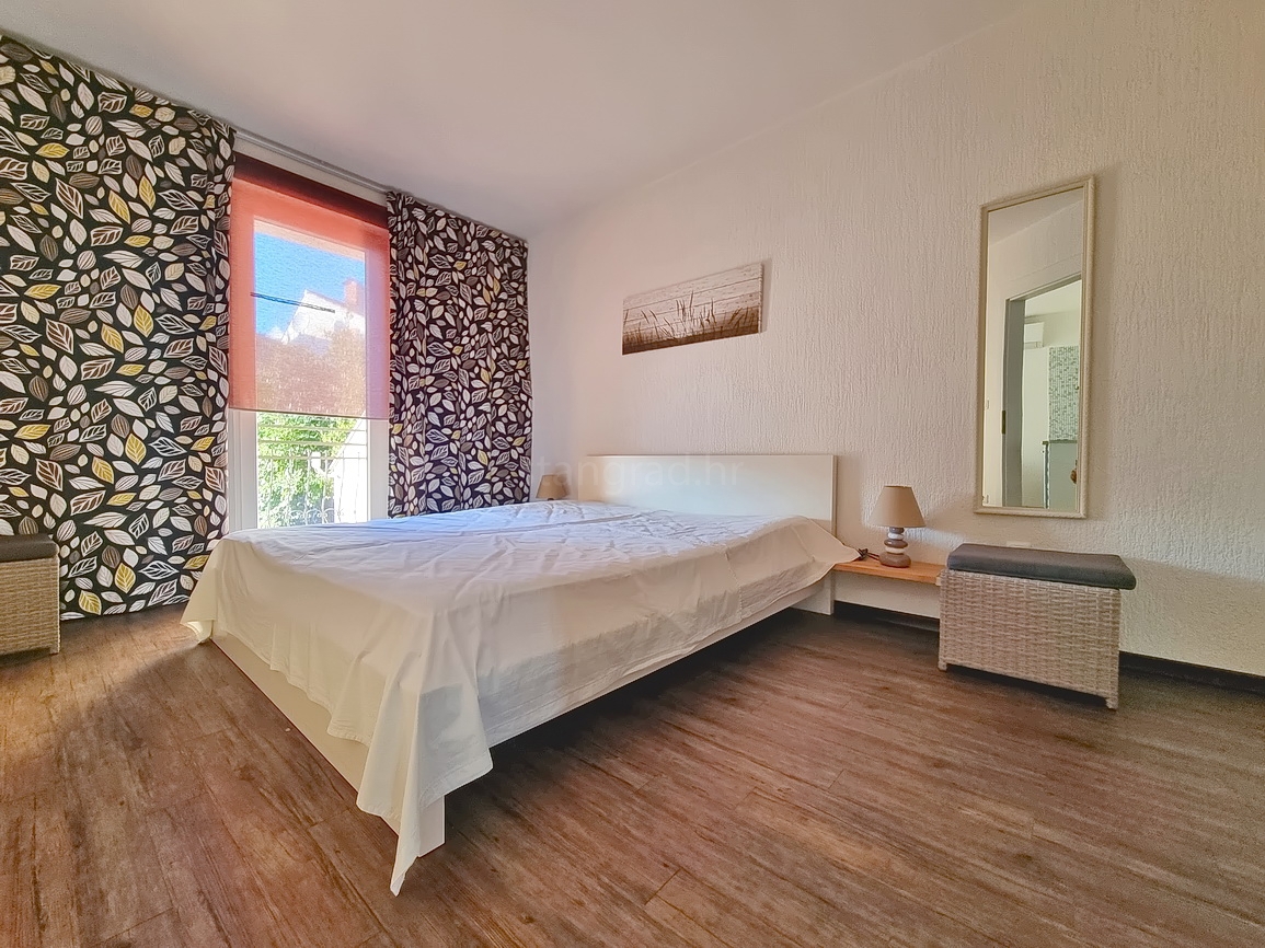 Malinska, dva apartmaja s teraso in vrtom blizu morja!