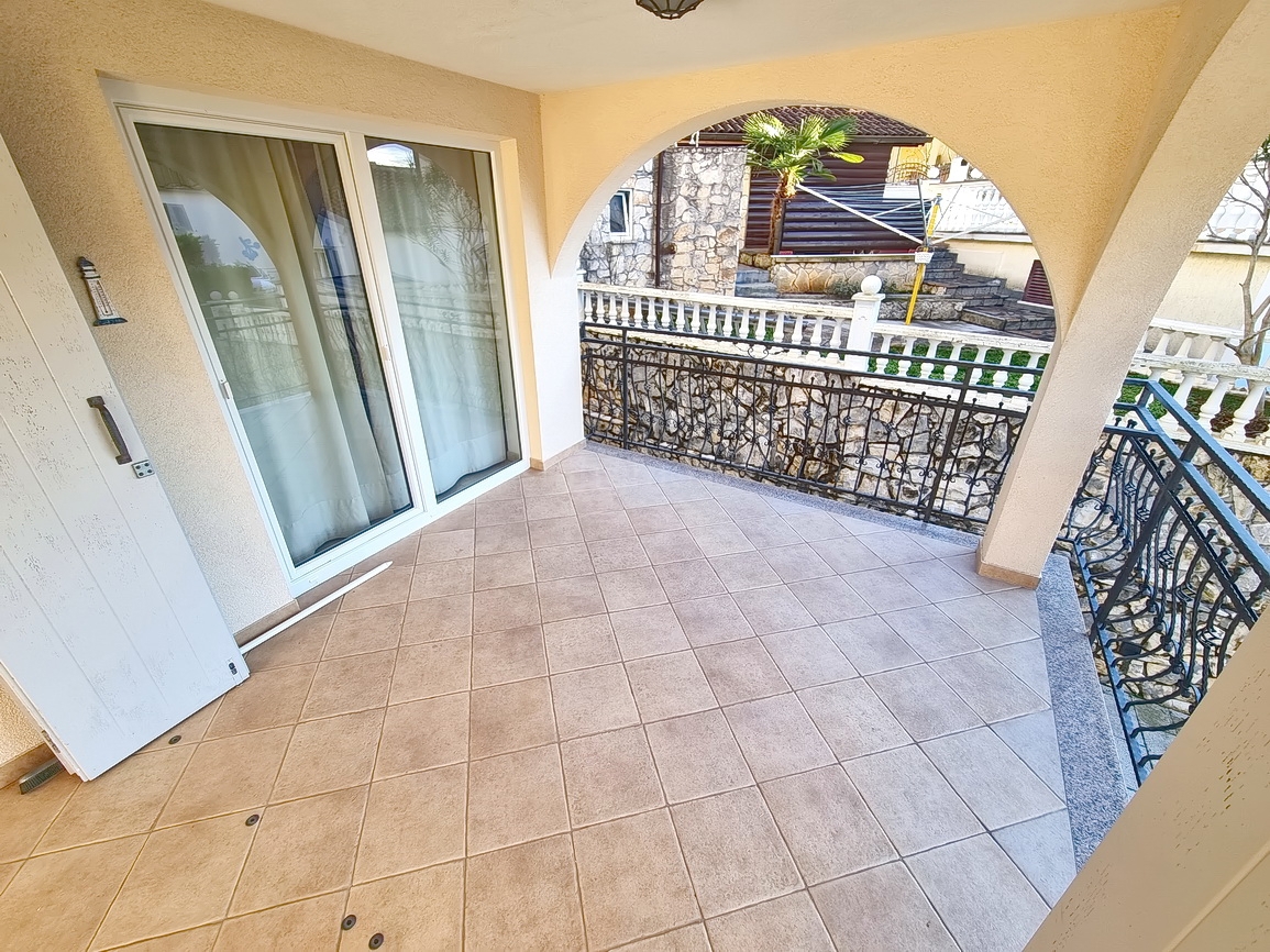 Malinska, dva apartmaja s teraso in vrtom blizu morja!