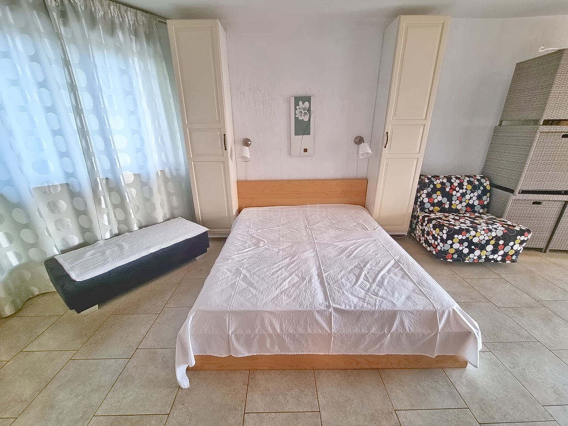 Malinska, dva apartmaja s teraso in vrtom blizu morja!
