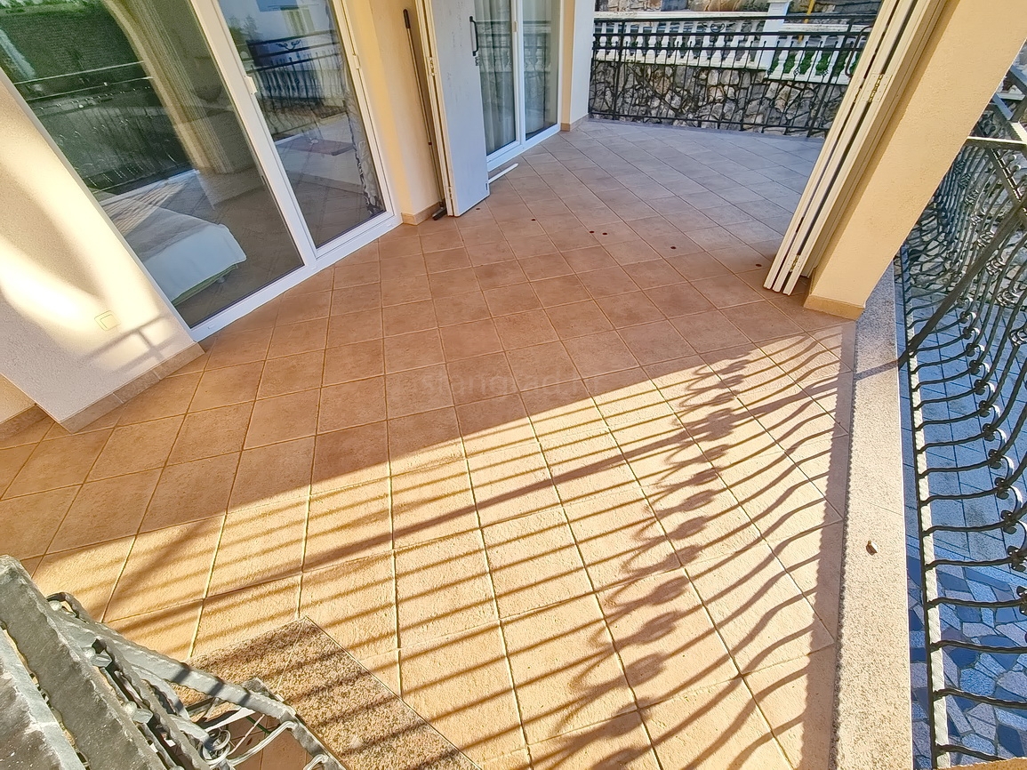 Malinska, dva apartmaja s teraso in vrtom blizu morja!